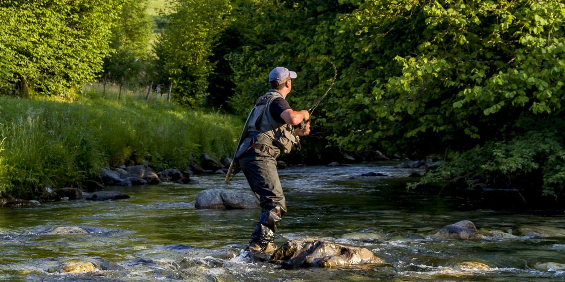 Pêche de la truite dans un gave des Pyrénées proche de Lourdes