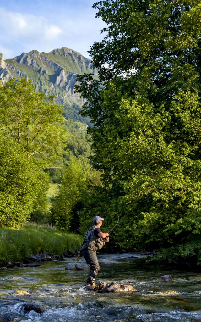Pêche de la truite dans un gave des Pyrénées proche de Lourdes