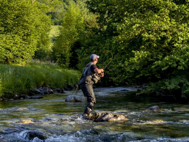 Pêche de la truite dans un gave des Pyrénées proche de Lourdes