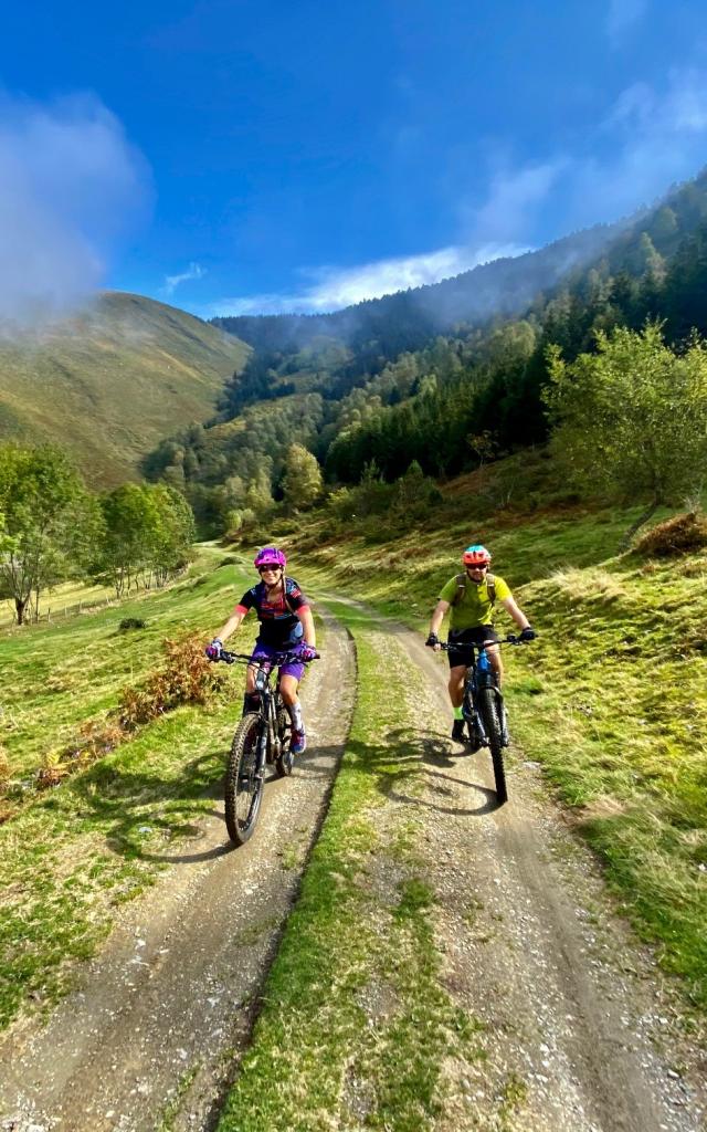 Vététistes en Vallées des Gaves aux portes de Lourdes