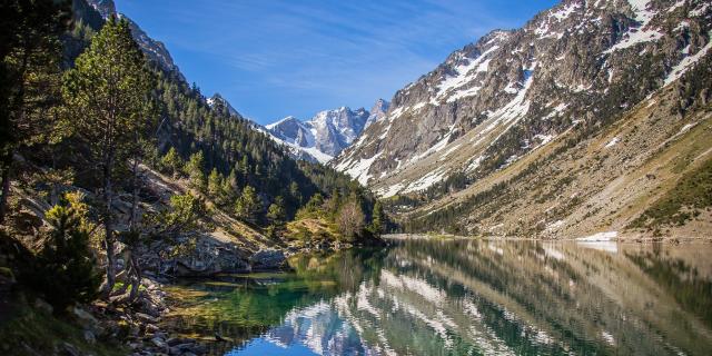 Reflets sur le lac de Gaube au dessus du Pont d'Espagne