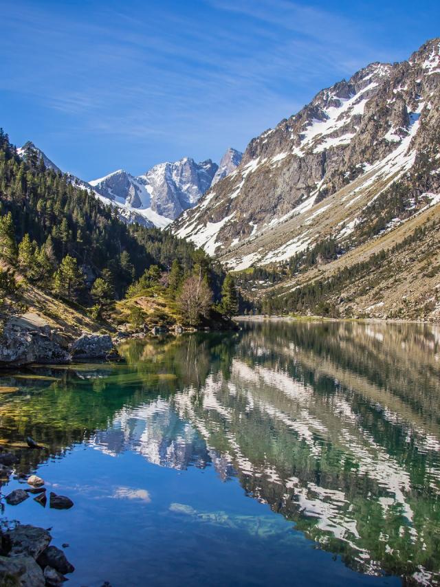Reflets sur le lac de Gaube au dessus du Pont d'Espagne