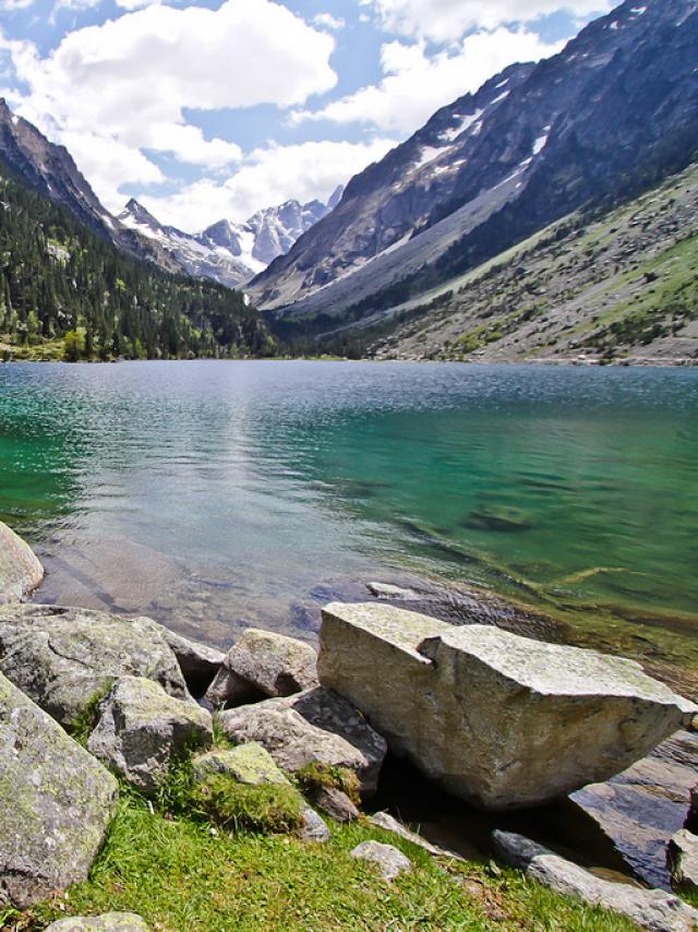 Vue du lac de Gaube au dessus de Cauterets dans les Hautes-Pyrénées