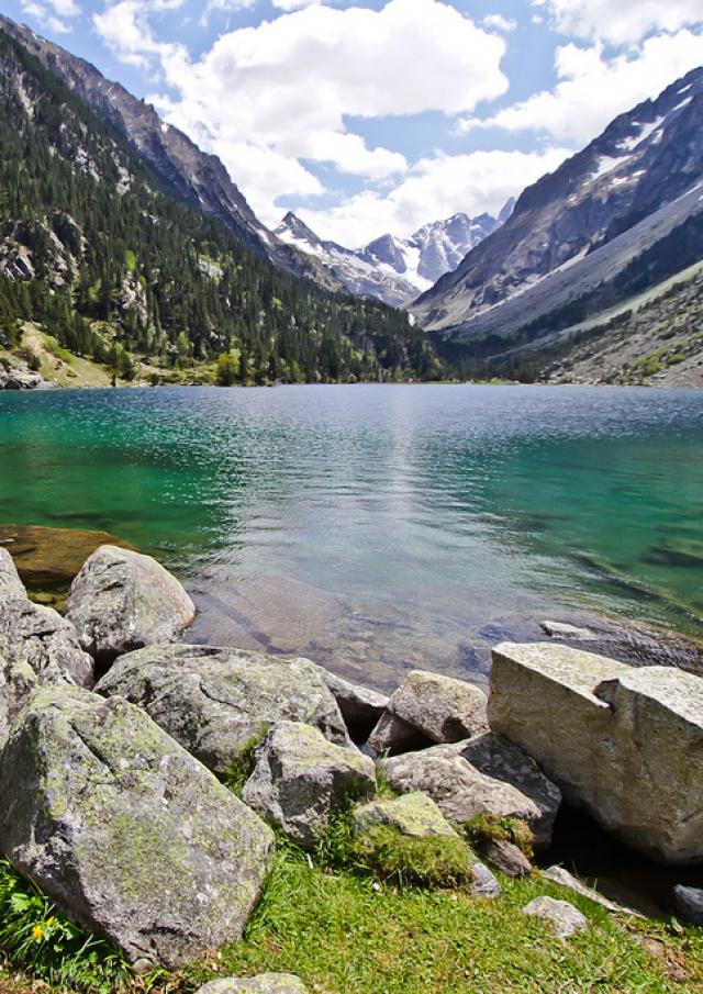 Vue du lac de Gaube au dessus de Cauterets dans les Hautes-Pyrénées