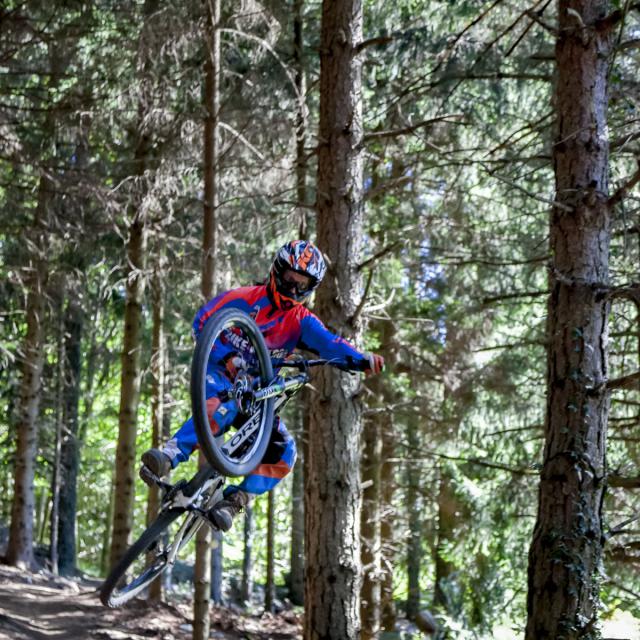 Saut en VTT dans les sous bois du Pic du Jer