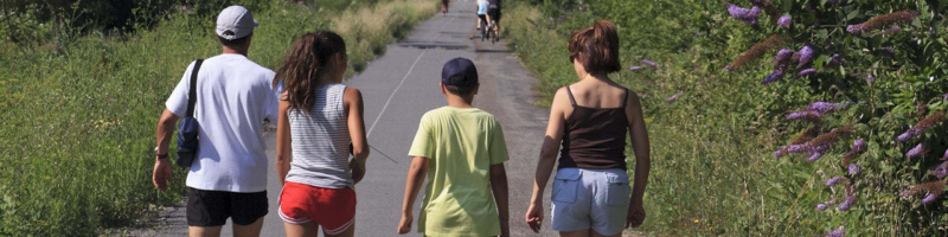 Marcheurs sur la Voie Verte des Gaves à Lourdes