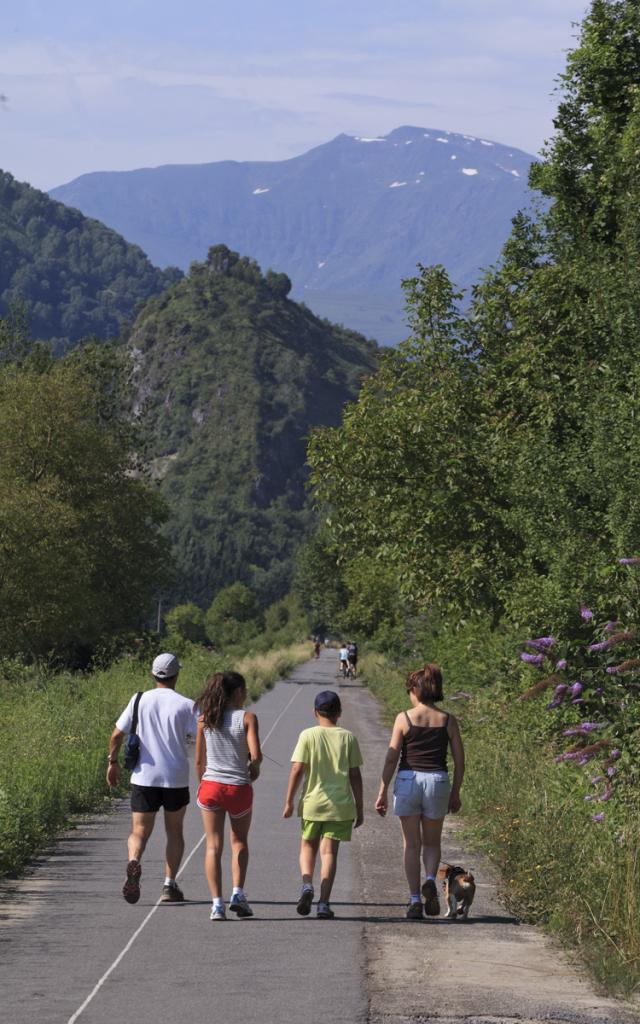 Marcheurs sur la Voie Verte des Gaves à Lourdes