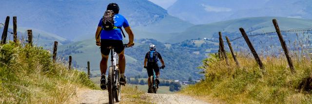 Vététistes sur les chemins du piémont pyrénéen
