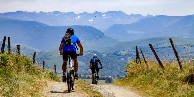 Vététistes sur les chemins du piémont pyrénéen