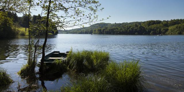 Barque de pêcheur au lac de Lourdes
