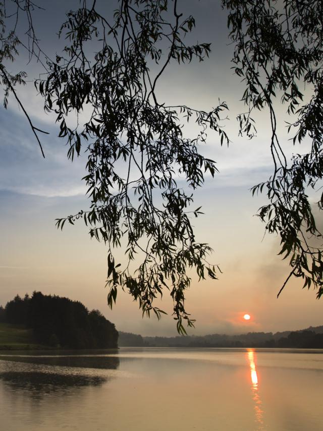 Coucher de soleil à l'embarcadère du lac de Lourdes