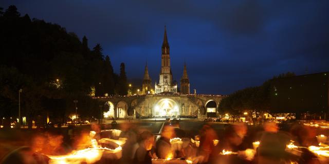Procession aux flambeaux au Sanctuaire de Lourdes