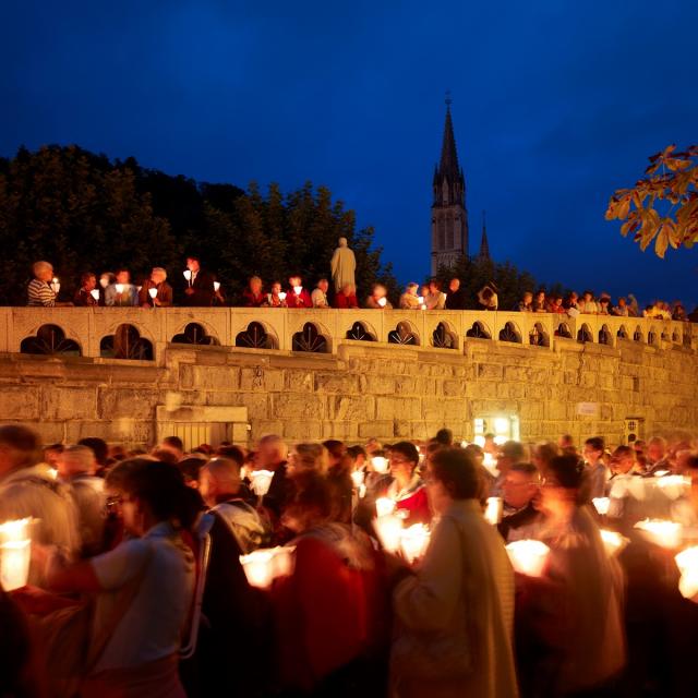 Procession aux flambeaux à Lourdes