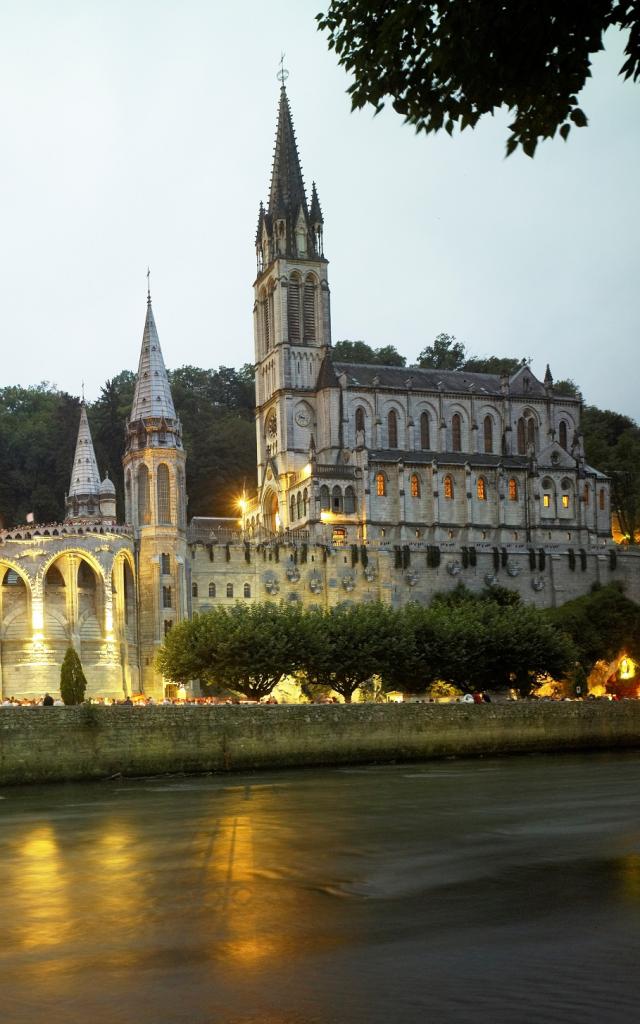 Sanctuaire de Lourdes en début de soirée