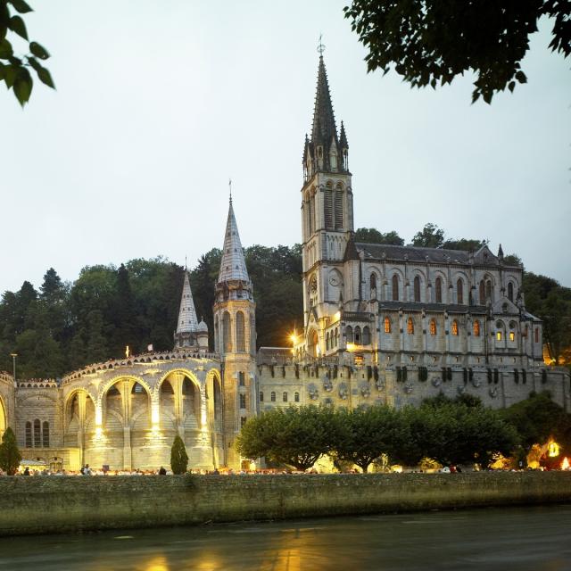 Sanctuaire de Lourdes en début de soirée