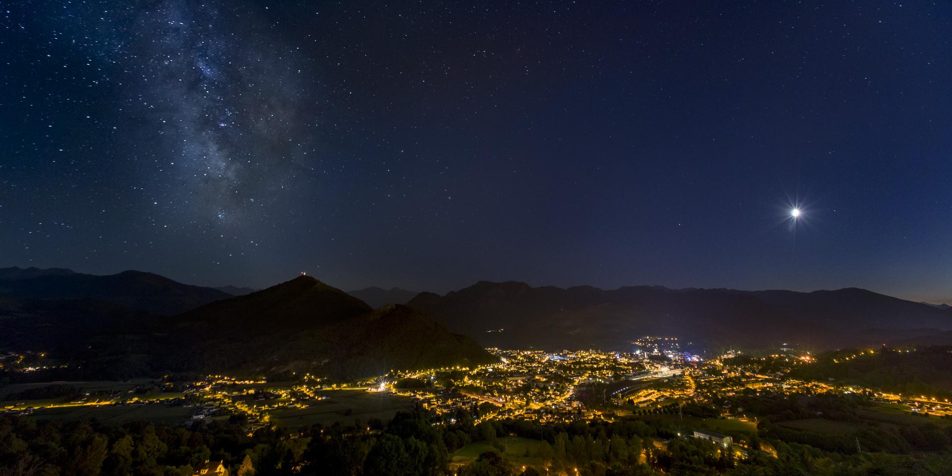Vue sur Lourdes de nuit