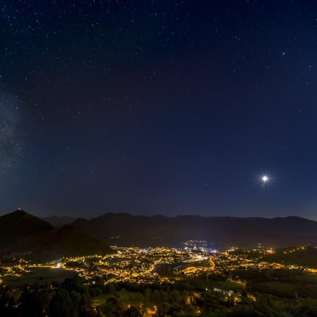 Vue sur Lourdes de nuit