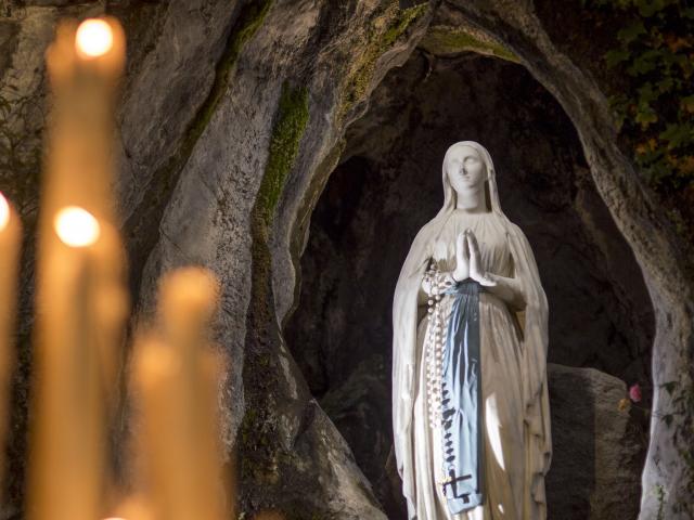 Statue de la Vierge dans la grotte des apparitions de Lourdes