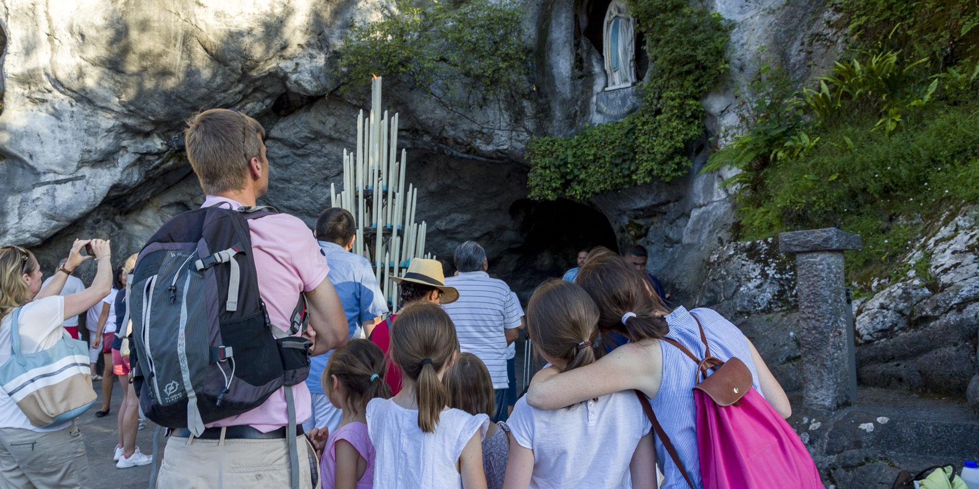 Famille devant la Grotte de Lourdes