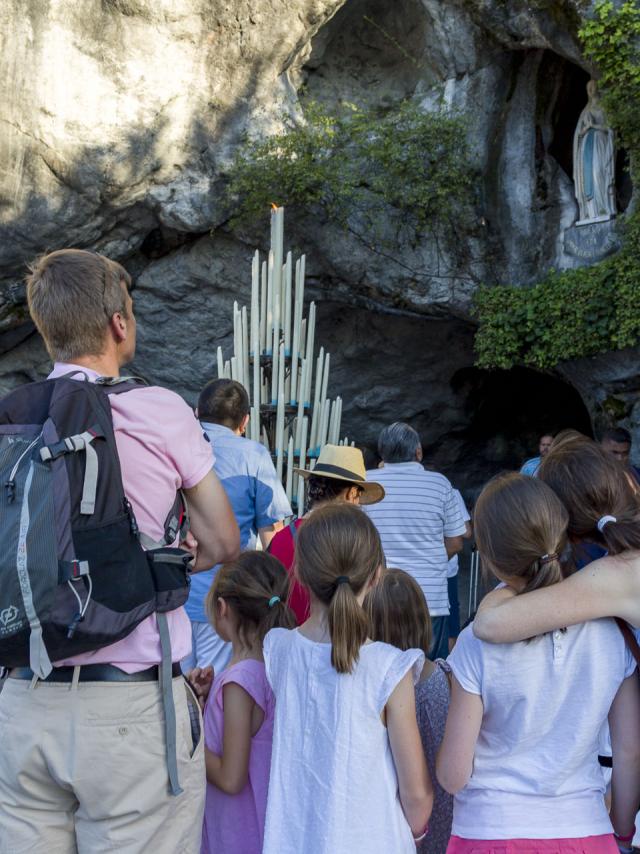 Famille devant la Grotte de Lourdes