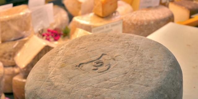 Fromage Ossau Iraty aux Halles de Lourdes