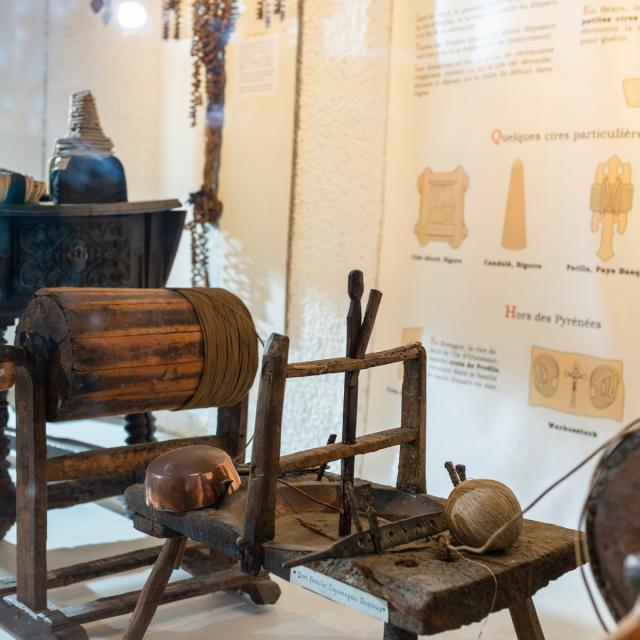 Salle d'exposition au musée pyrénéen de Lourdes