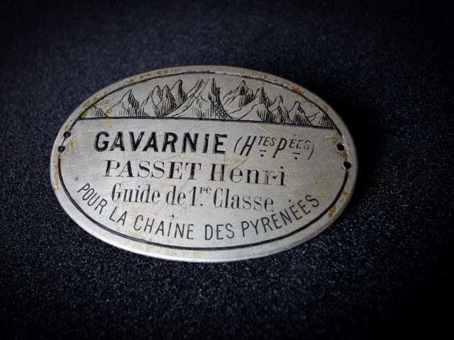 Plaque De Guide au musée pyrénéen de Lourdes