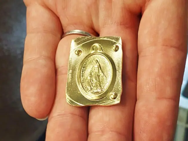 Zoom Médaille Main