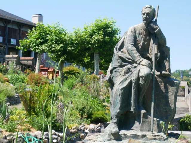 Jardin Et Statue Chateau Fort Musee Pyreneen Lourdes Otlourdes