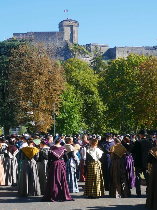 pèlerinage gardians arlésiennes vue château ©Tourisme Lourdes