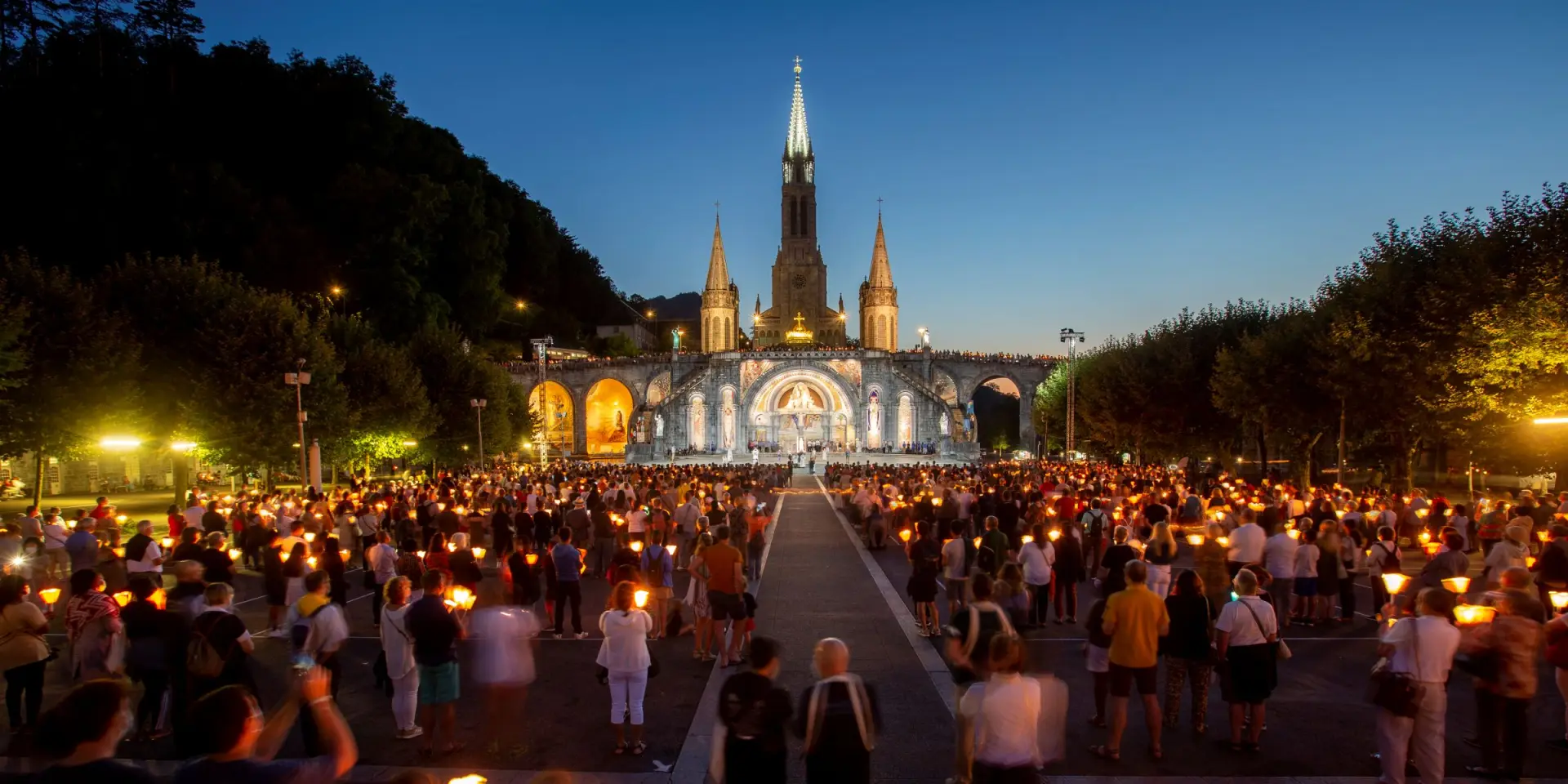 Esplanade Procession Aux Flambeaux Nuit1 Hdp. Vincent Ot Lourdes 2021