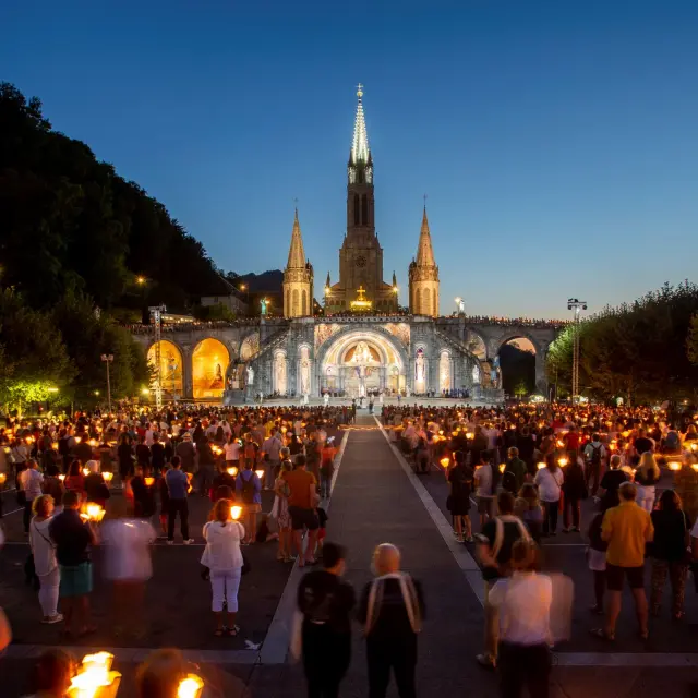 Esplanade Procession Aux Flambeaux Nuit1 Hdp. Vincent Ot Lourdes 2021