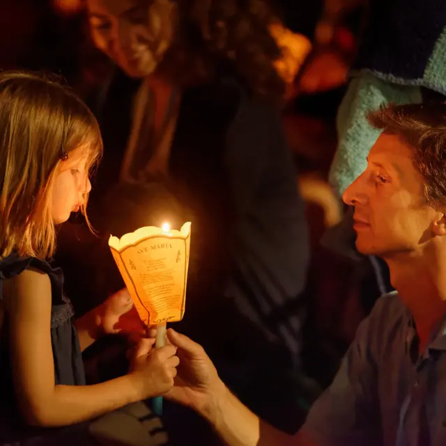 LOURDES. Reportage réalisé pendant le Pèlerinage National du 13 au 19 août 2019. Procession au flambeaux dans sanctuaire Notre-Dame de Lourdes. La procession Mariale du 14 août.
