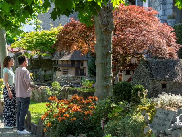 Chateau Fort Musee Pyreneen Jardin Miniatures Couple P. Vincent