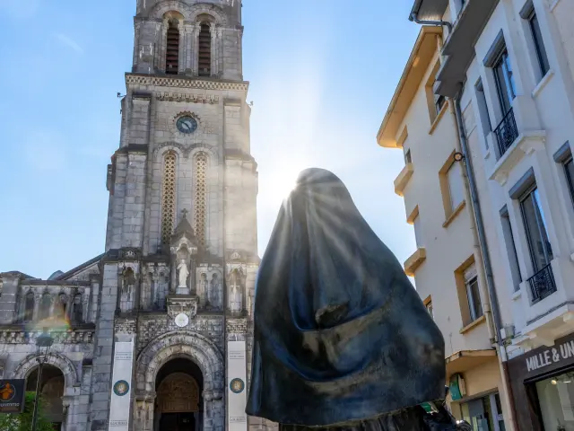 Eglise Paroissiale Sacre Coeur Statue De Bernadette Place De Leglise 2 P. Vincent