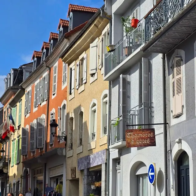 Rue Du Bourg Enfilade Facades Tourisme Lourdes 2026