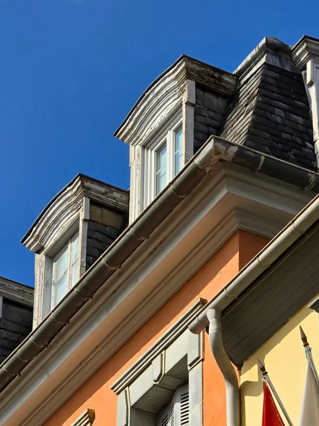 Details Facade Rue Du Bourg 2 Tourisme Lourdes 2026