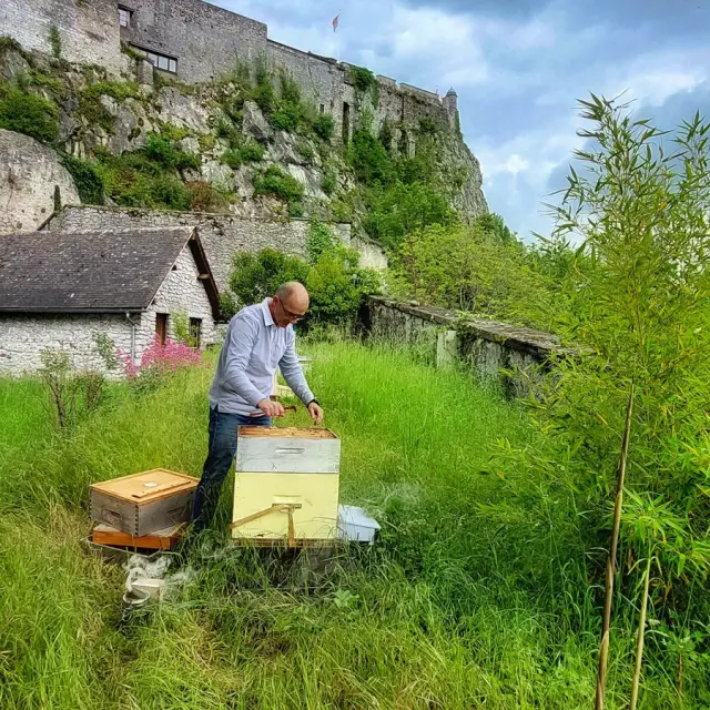 Apiculteur Chateau 2 Otlourdes Mai2023