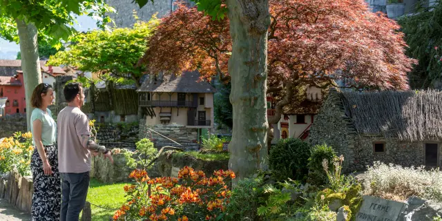 Chateau Fort Musee Pyreneen Jardin Miniatures Couple P. Vincent