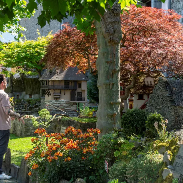 Chateau Fort Musee Pyreneen Jardin Miniatures Couple P. Vincent